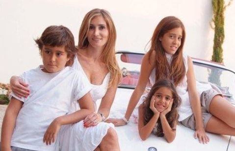 Sandra with her children in 2012.